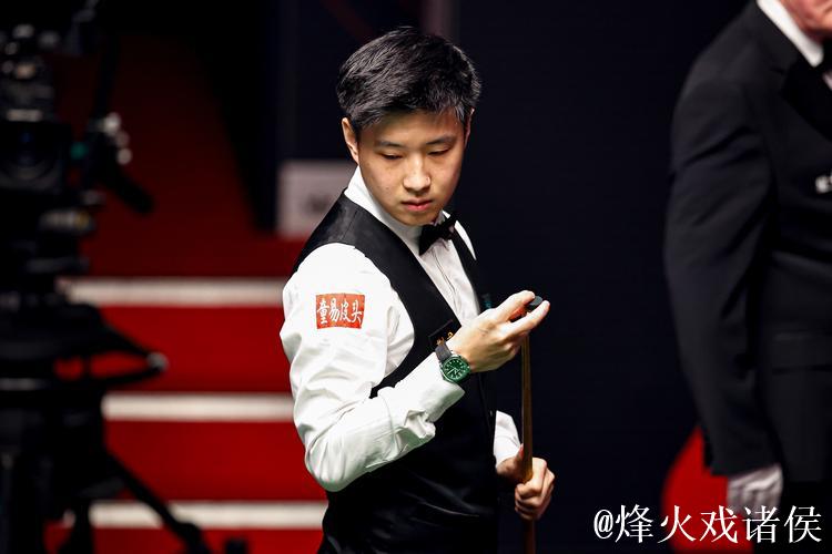 赵心童三杆破百6-1碾压丁俊晖,晋级上海大师赛半决赛 赵心童三杆破百6-1碾压丁俊晖,晋级上海大师赛半决赛